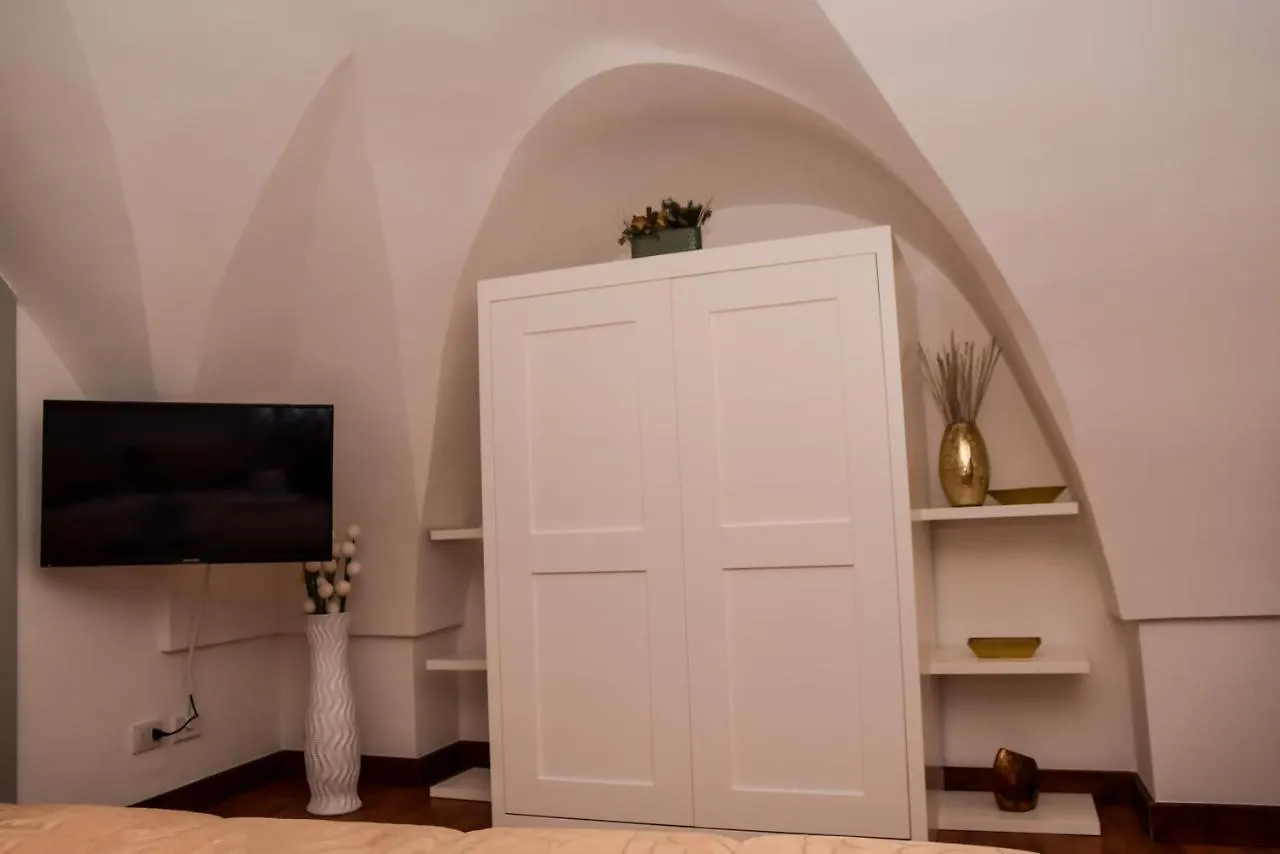 Ferrante D'Aragona Rooms Lecce 2*,